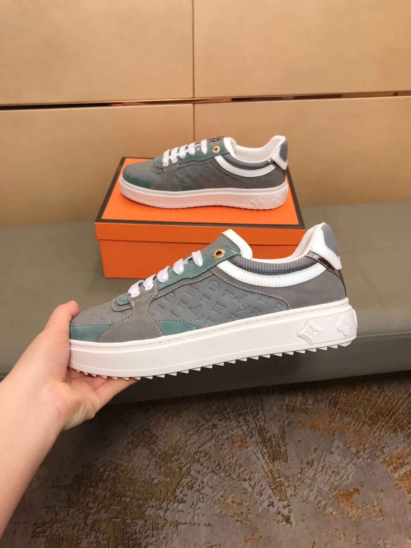 Ex-factory price 400 🔥🔥 New model on the market [LV Louis Vuitton] The latest high-quality men's casual shoes, European and American trends 🔰 Perfectly blend noble quality and fashionable texture 💋💋 The upper is made of imported cowhide + brand embossing, sheepskin lining, the overall fashion personality is set off to set off your uniqueness! Classic style, cool and stylish trendy male image🌹 38-44👣